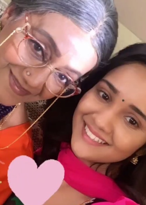 Jayshree Talpade, jak je vidět na selfie s Ashi Singhem v lednu 2019
