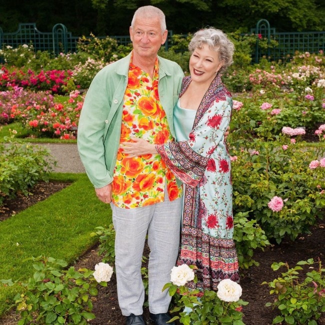 Bette Midler med sin ægtefælle Martin set i juli 2019