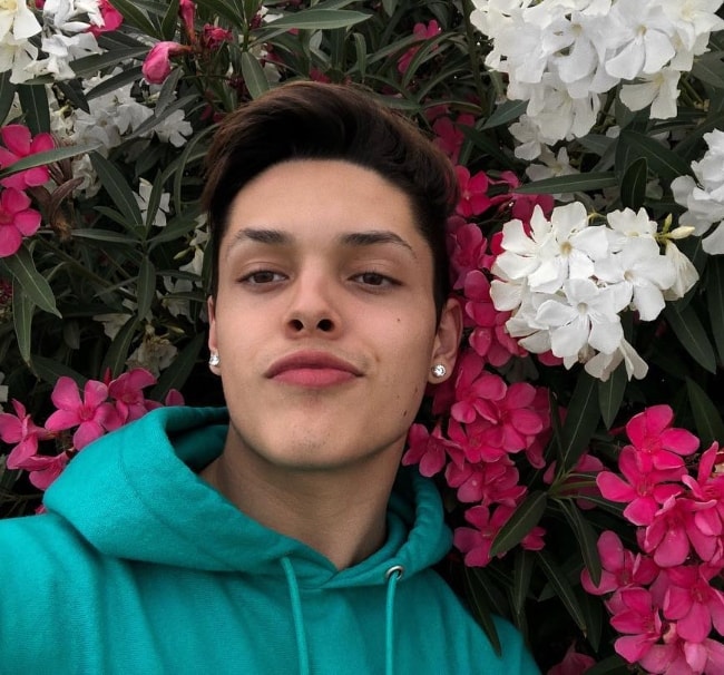 Ο Κρίστοφερ Ρομέρο όπως τον έβγαλε μια selfie με λουλούδια στο Λος Άντζελες, Καλιφόρνια, Ηνωμένες Πολιτείες τον Μάιο του 2018