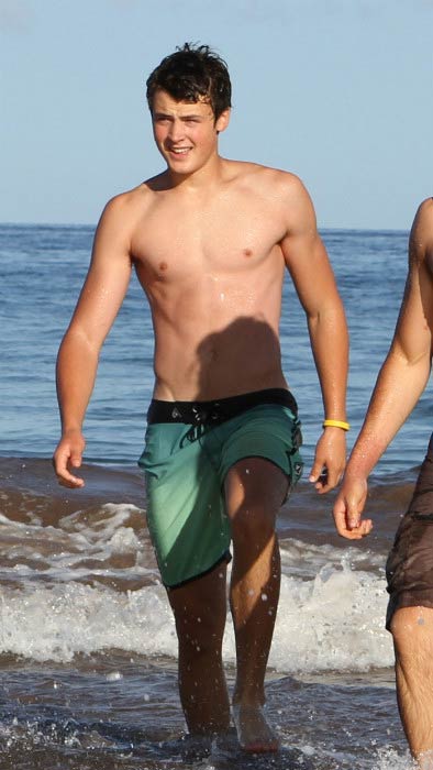 Dylan Efron χωρίς μπλουζάκι στην παραλία στο Maui τον Δεκέμβριο του 2016