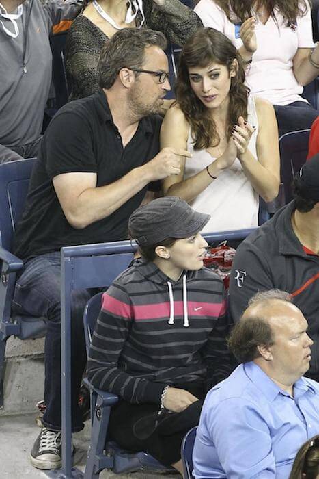 Ο Matthew Perry και η Lizzy Caplan παρακολουθούν αγώνα τένις - US Open 2011