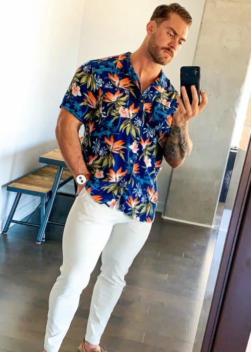 Ο Chris Bumstead σε μια selfie στο Instagram όπως φαίνεται τον Αύγουστο του 2019