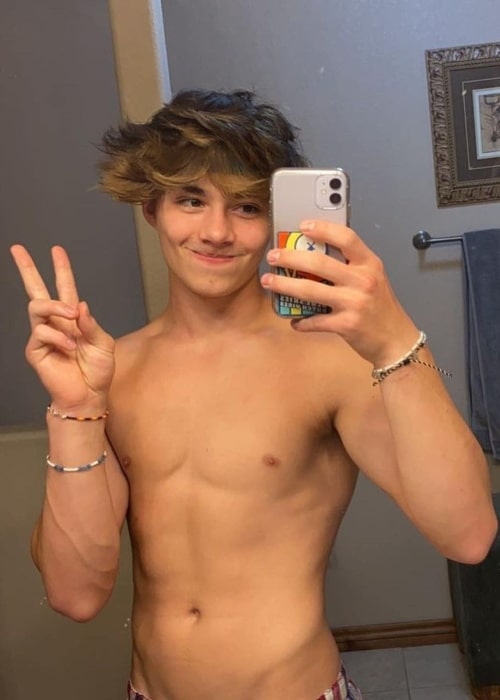 Bryce McKenzie set i en skjorteløs selfie, der blev taget i august 2020