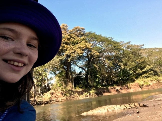 Alexa Swinton set som en selfie med en krokodille i baggrunden i september 2019