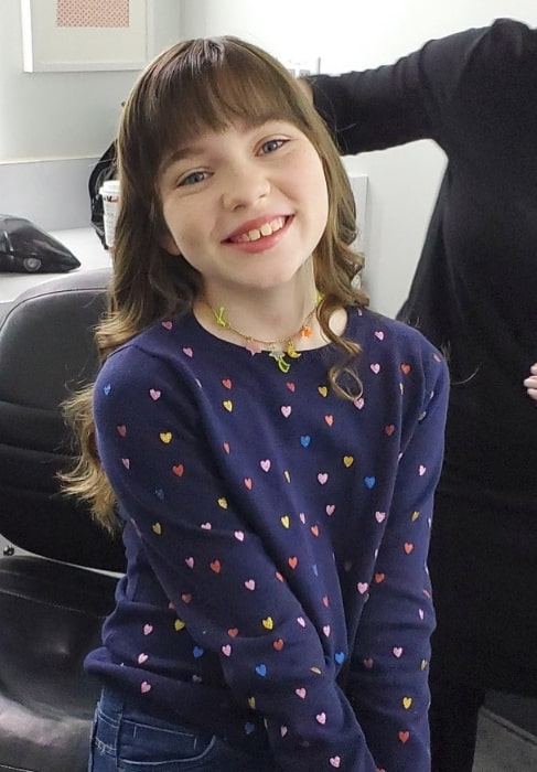 Alexa Swinton set som smilende til et billede i november 2019