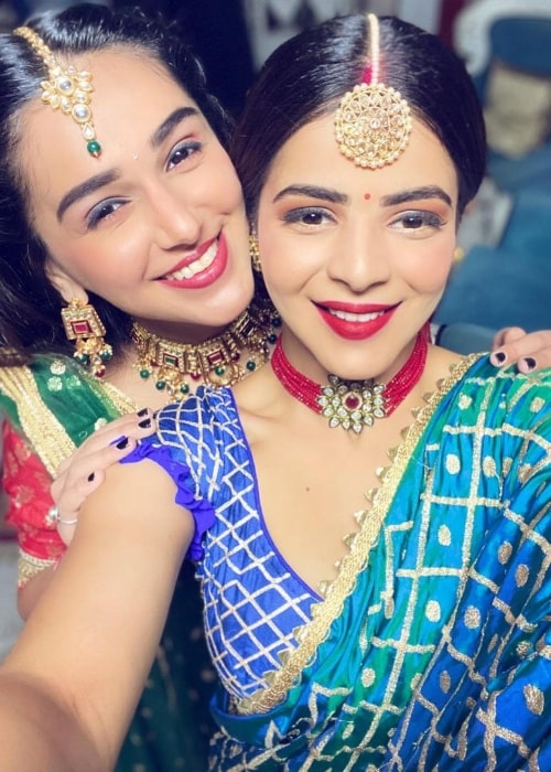 Η Jigyasa Singh (δεξιά) βγάζει selfie με τη Rachana Mistry τον Νοέμβριο του 2020