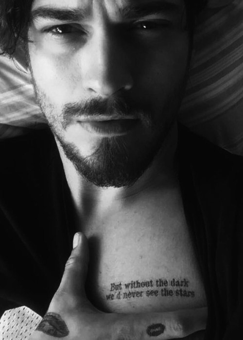 Ο Çağatay Ulusoy δείχνει το τατουάζ του σε μια selfie τον Ιούλιο του 2016