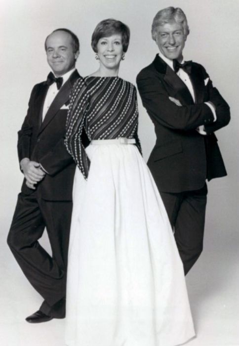 Ο Tim Conway, η Carol Burnett και ο Dick Van Dyke από το The Carol Burnett Show παρουσιάζονται να ποζάρουν μαζί