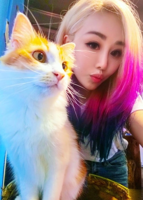 Η Wengie σε μια selfie με μια γατούλα που συνάντησε στη Μαλαισία τον Νοέμβριο του 2017