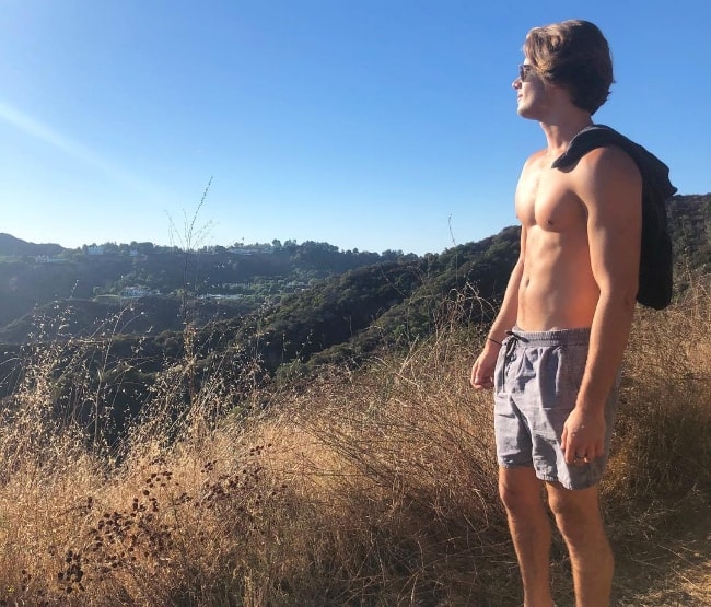 Ο Τζόελ Άνταμς φάνηκε να ποζάρει για μια εκπληκτική φωτογραφία χωρίς πουκάμισο κατά τη διάρκεια μιας πεζοπορίας στο πάρκο Franklin Canyon στο Λος Άντζελες, Καλιφόρνια, Ηνωμένες Πολιτείες τον Σεπτέμβριο του 2018