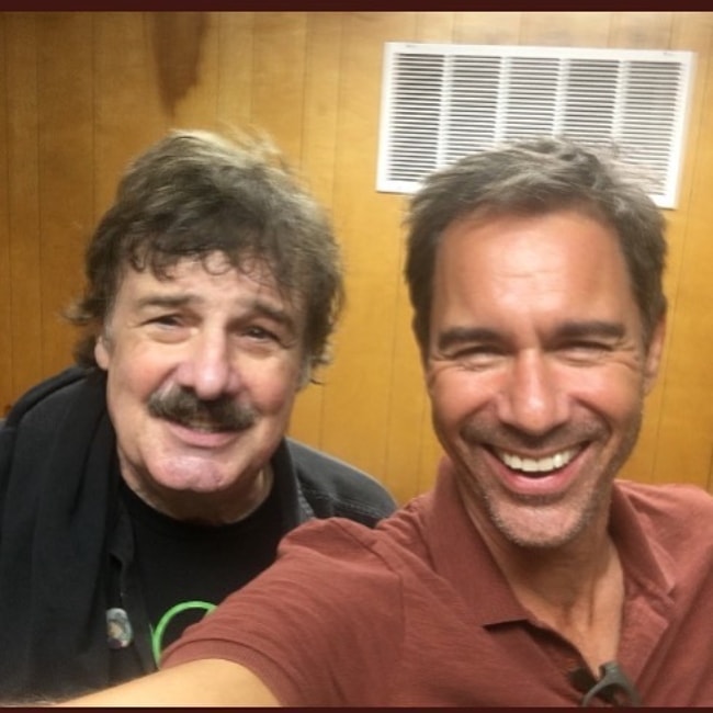 Eric McCormack (desno) v selfiju z Burtonom Cummingsom septembra 2018