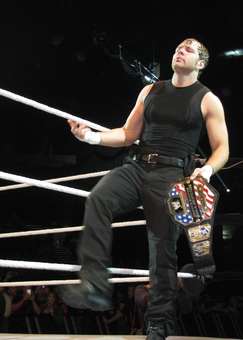 Ο Dean Ambrose στέκεται δίπλα στο ρινγκ τον Ιούλιο του 2013