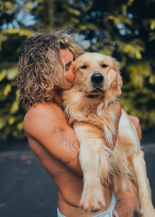 Ο Jay Alvarrez όπως φαίνεται σε μια φωτογραφία που τραβήχτηκε στη Χαβάη με τον σκύλο του Έρως τον Ιανουάριο του 2020