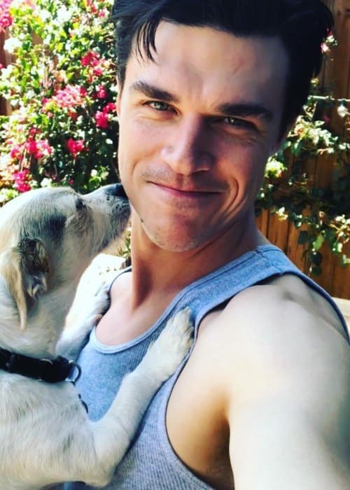 Ο Finn Wittrock σε μια selfie με τον σκύλο του όπως φαίνεται τον Μάιο του 2018