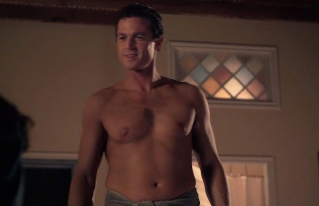 Ο Eric Close χωρίς πουκάμισο σε μια σκηνή από την τηλεοπτική μίνι σειρά Seven Deadly Sins