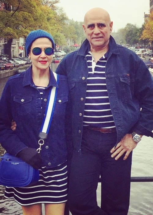 Ο Puneet Issar όπως φαίνεται ενώ ποζάρει για μια φωτογραφία με τη γυναίκα του στο Άμστερνταμ της Ολλανδίας τον Οκτώβριο του 2019