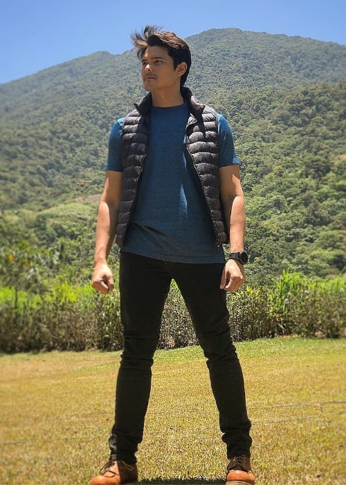Dingdong Dantes nähtynä poseeraamassa kameralle Bangkong Kahoy Valley Nature Retreat and Field Study Centerissä Quezonissa, Filippiineillä huhtikuussa 2019