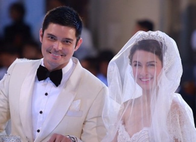 Ο Dingdong Dantes όπως φαίνεται χαμογελώντας στη φωτογραφία του γάμου του δίπλα στη Marian Rivera