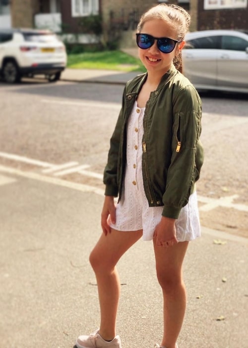 Grace Conder set, mens hun poserede til et billede i maj 2019
