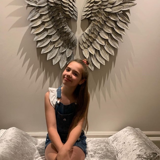 Grace Conder sett når hun poserte for et bilde på Courthouse Hotel Shoreditch i august 2019