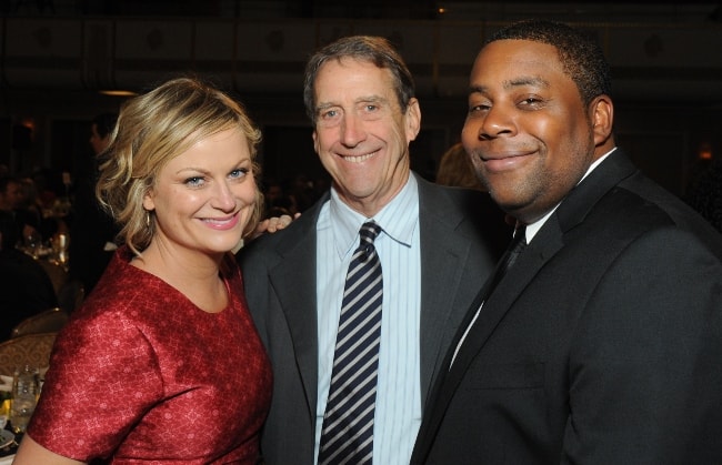 Keenan Thompson (Δεξιά γωνία) όπως φαίνεται με την Amy Poehler στο 72ο ετήσιο μεσημεριανό γεύμα Peabody Awards τον Μάιο του 2013