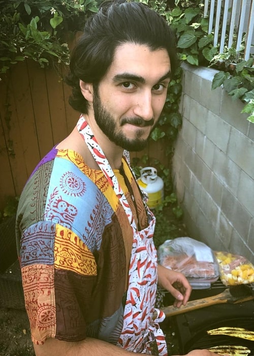 Ο Shayan Sobhian όπως φαίνεται όταν μαγειρεύει στο Λος Άντζελες της Καλιφόρνια τον Απρίλιο του 2019