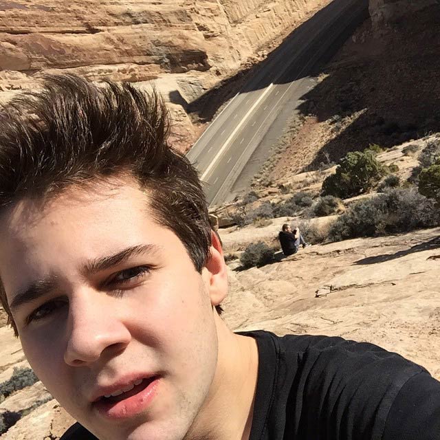 Ο David Dobrik δείχνει όμορφο τοπίο σε μια selfie τον Φεβρουάριο του 2015