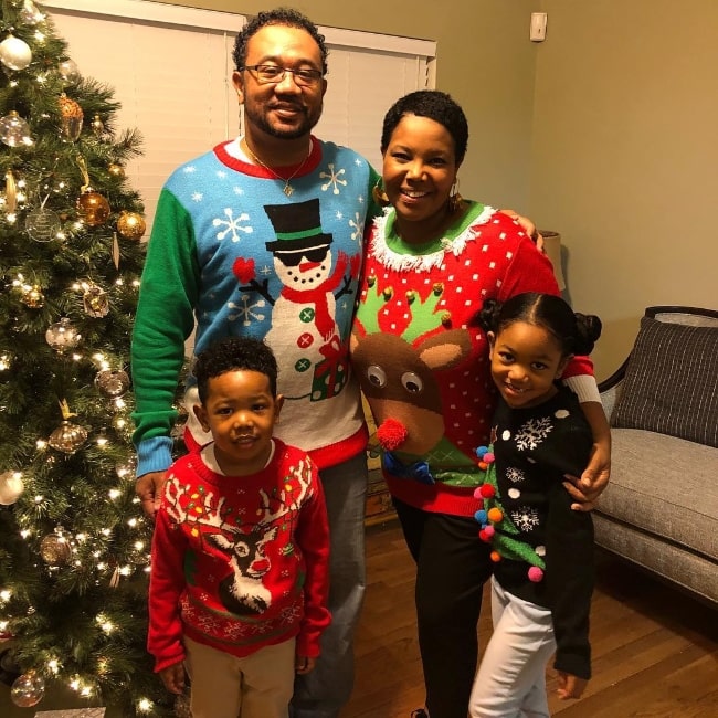 Kellie Shanygne Williams näkyy joulukuvassa perheensä kanssa joulukuussa 2017