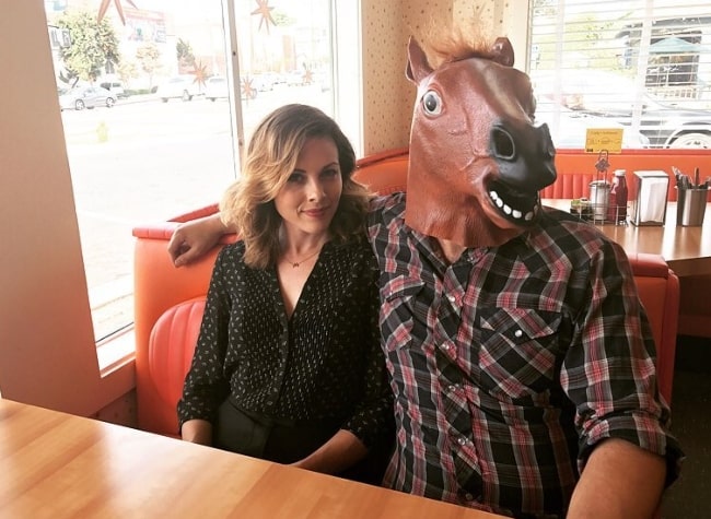 Julie Mond som set på et billede sammen med Mike Postalakis, iført et falsk hestehoved, i Cindy's Eagle Rock Restaurant i juli 2017