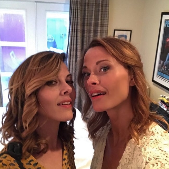 Julie Mond (venstre) set, mens hun poserede til en selfie sammen med Scottie Thompson i september 2017