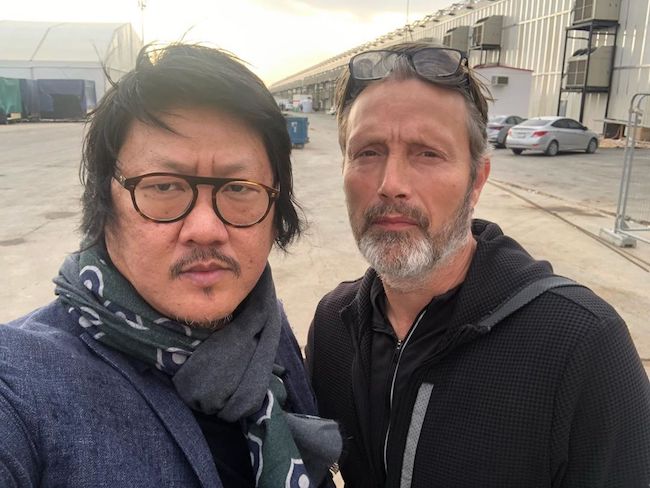 Benedict Wong näyttelijä Mads Mikkelsenin kanssa selfiessä marraskuussa 2019