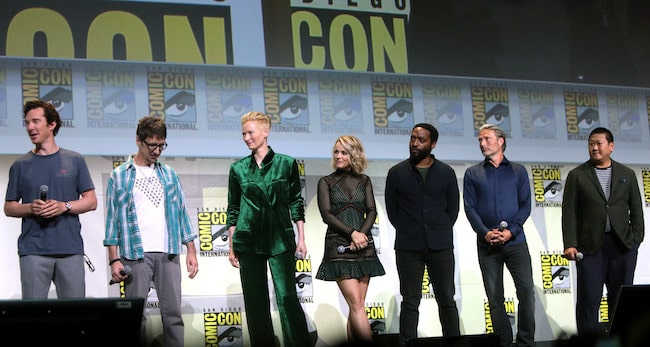 Benedict Wong med andre skuespillere på San Diego Comic-Con International 2016