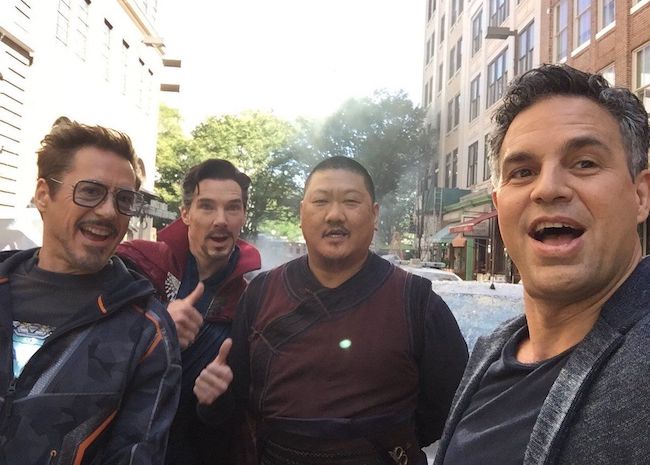 Benedict Wong (třetí zleva) s hvězdným obsazením Avengers