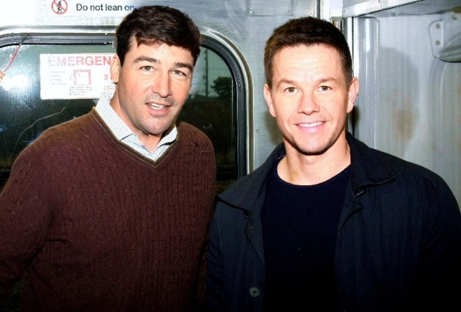 Kyle Chandler (vlevo) s Markem Wahlbergem v listopadu 2011