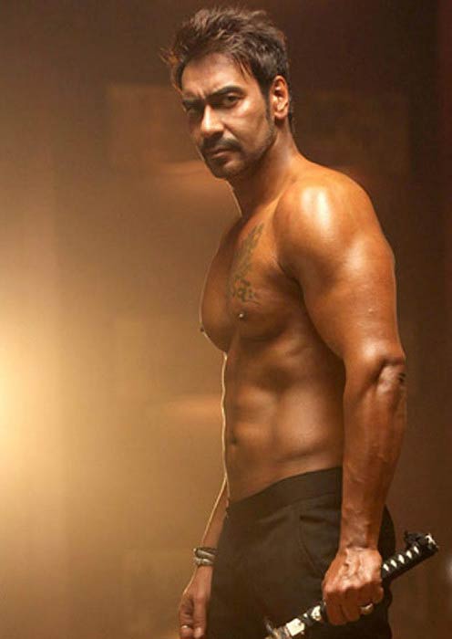 Ajay Devgan uden skjorte i et modelleringsfotografering i 2014