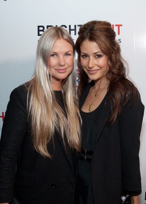 Η Amanda Crew (Δεξιά) όπως φαίνεται ενώ ποζάρει για μια φωτογραφία μαζί με το μοντέλο Jessica Olafson τον Οκτώβριο του 2009