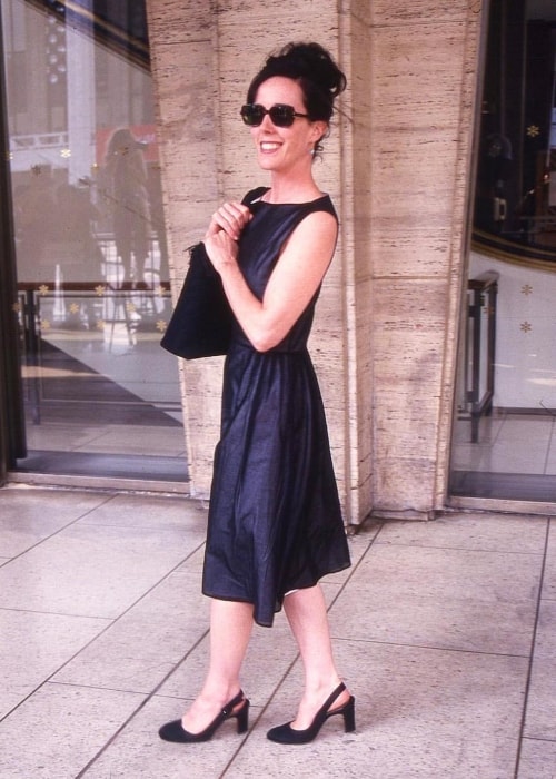 Kate Spade nähdään täysin mustana pukeutuneena