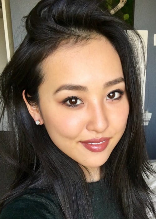 Lyrica Okano na Instagram selfie, jak je vidět v listopadu 2017