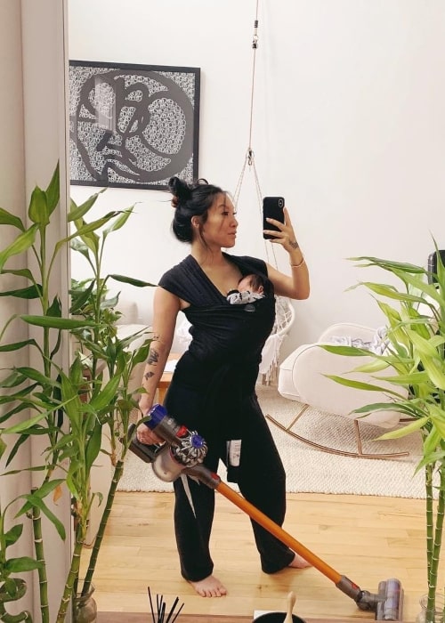 Asa Akira set i en selfie taget med sin baby i april 2019