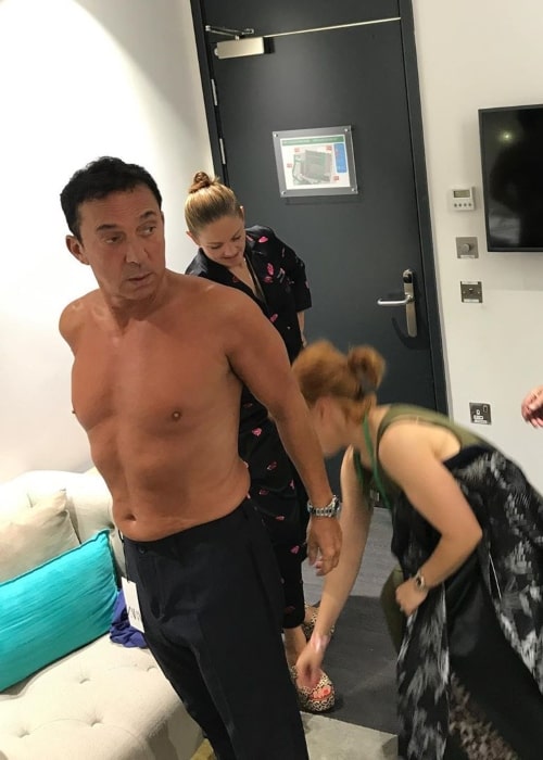 Bruno Tonioli, jak je vidět na snímku bez košile pořízené v zákulisí při přípravě na natáčení Strictly Come Dancing v listopadu 2019