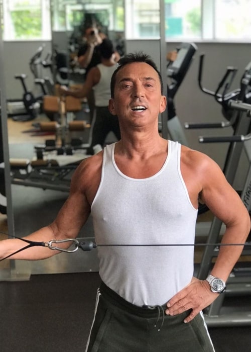 Bruno Tonioli, jak je vidět na snímku pořízeném při cvičení v posilovně v září 2019
