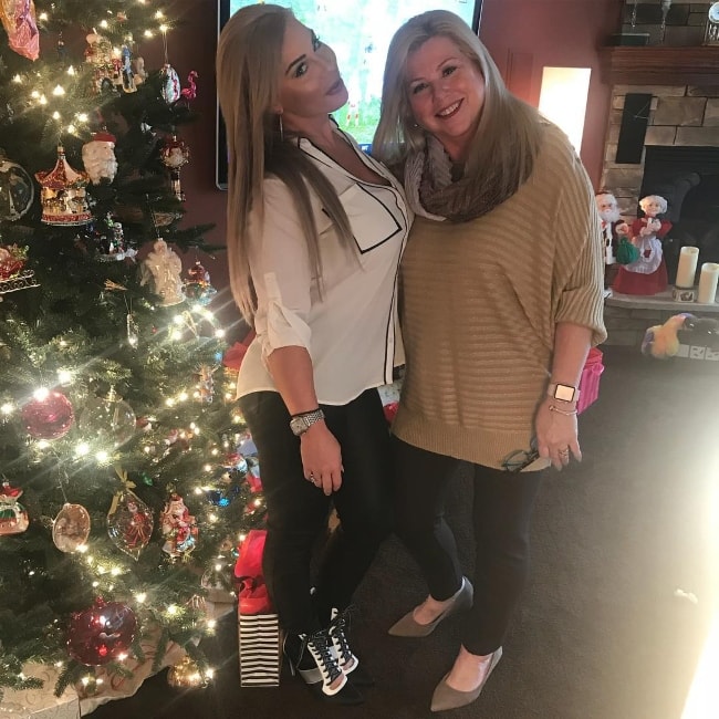 Dana Brooke med sin mor i juleferien i december 2017