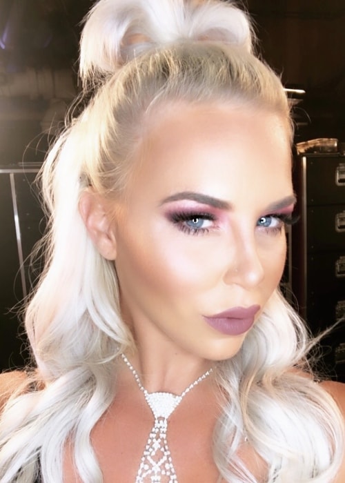 Dana Brooke i en blendende selfie i august 2018