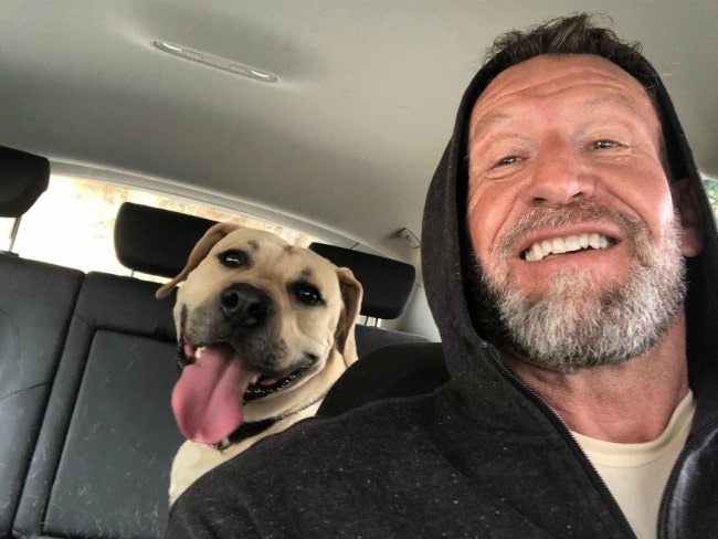 Dorian Yates v selfiju s svojim psom marca 2019