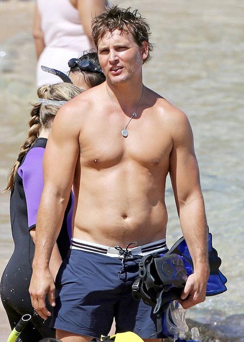Peter Facinelli koser seg uten overkropp på en strand i Maui, Hawaii i juli 2014