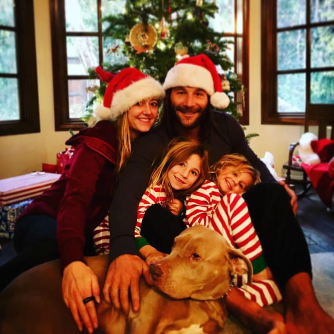 Zach McGowan z družino, viden decembra 2017
