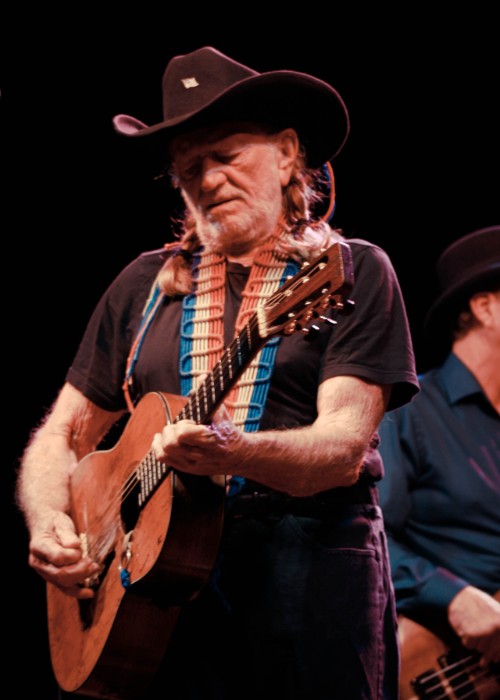 Willie Nelson esiintyy lavalla kesäkuussa 2011 nähtynä
