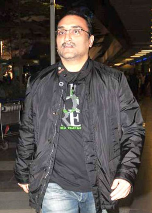 Aditya Chopra na sliki med vrnitvijo z dopusta julija 2012