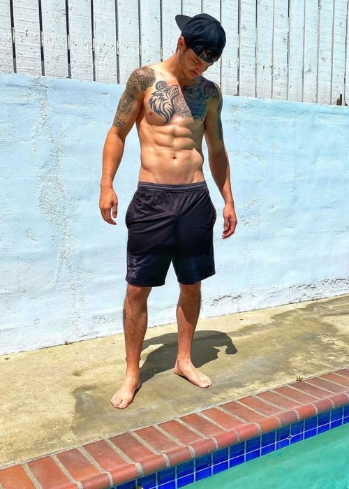 David Rodriguez, kot je prikazano na sliki brez srajce, posneti v bližini bazena maja 2020
