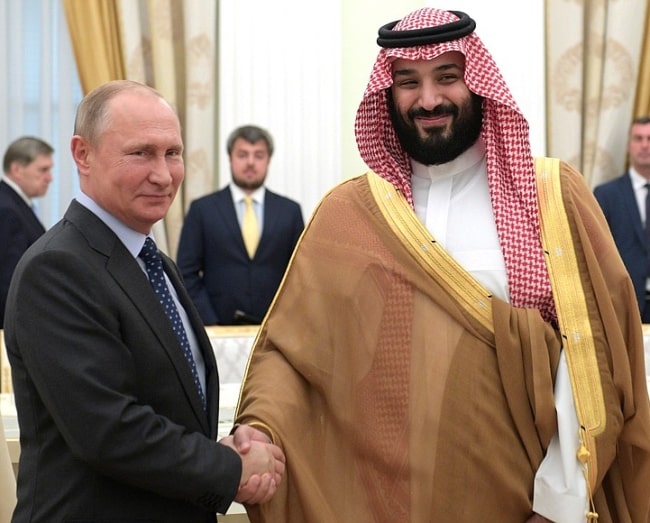 Mohammad bin Salman (vpravo), ako ho bolo možné vidieť pri podávaní ruky prezidentovi Vladimirovi Putinovi v júni 2018